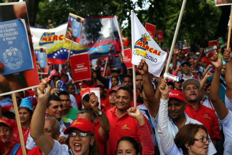 Demonstranten trugen Bilder der Verfassung von Venezuela