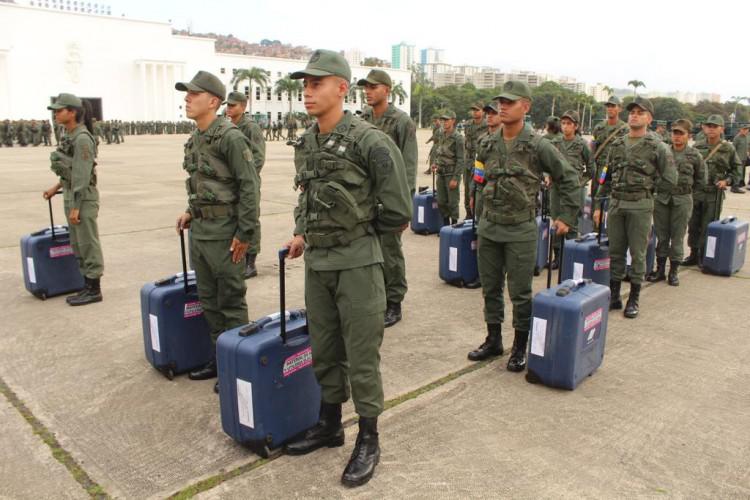 Mitglieder der Armee in Venezuela sichern Koffer mit den elektronischen Wahlmaschinen