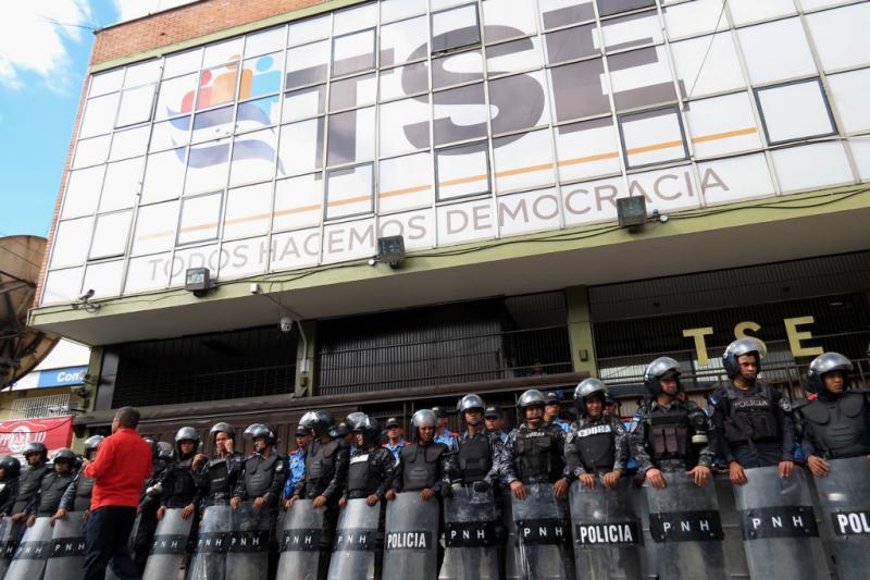 Seit Montag wird der Sitz der Wahlbehörde in Honduras von Polizei abgeschirmt