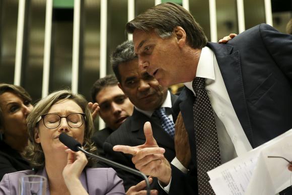 In einer Debatte über Gewalt gegen Frauen und Mädchen im September 2016 beschimpfte der rechte Abgeordnete Jair Bolsonaro die Abgeordnete Maria do Rosário.