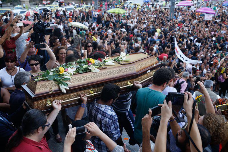 In Rio de Janeiro nahmen Tausende an der Beisetzung der ermordeten Aktivistin teil