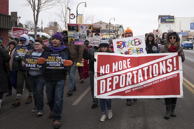 Proteste gegen Aufkündigung von Aufenthaltstiteln und Ausweisung aus den USA nach El Salvador