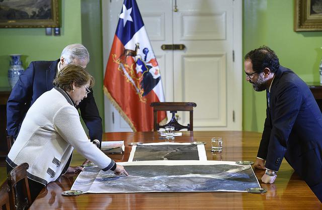 Auch über den Grenzfluss Silala wird vor Gericht zwischen Chile und Bolivien gestritten. Hier die ehemalige Präsident Chiles, Michelle Bachelet, bei Beratungen über den das Gebiet im Jahr 2016
