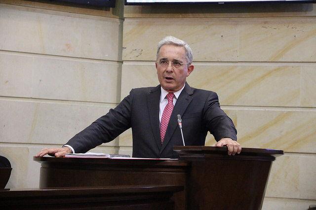 Gegen den früheren Präsidenten und Gouverneur von Anitoquia, Álvaro Uribe, wird im Zuge der neuen Anklage gegen Chiquita einmal mehr wegen seiner Verbindungen zum Paramilitär ermittelt
