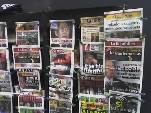 Titelseiten peruanischer Zeitungen zur Verurteilung Fujimoris 2009