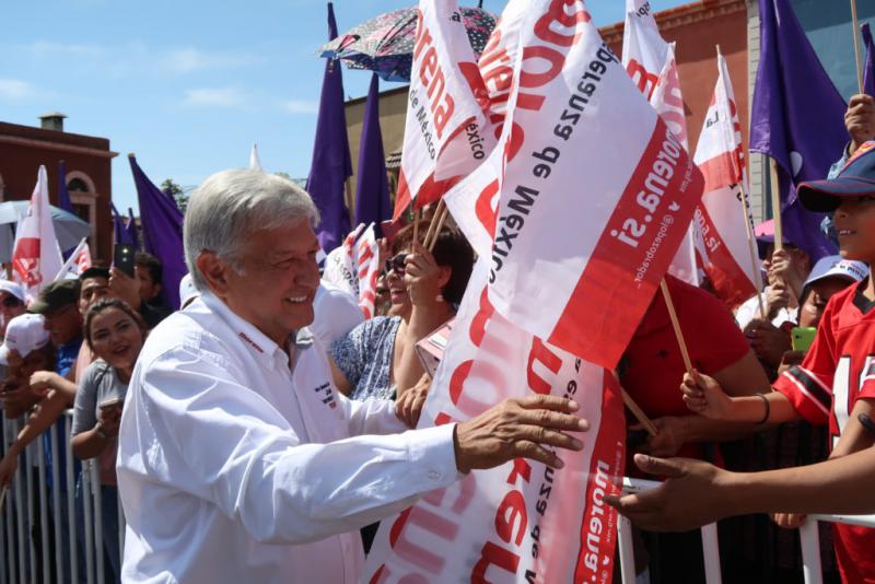 Liegt bei Umfragen für die Präsidentschaftswahlen in Mexiko vorn:  Andrés Manuel López Obrador, hier mit Anhängern seiner Morena-Partei