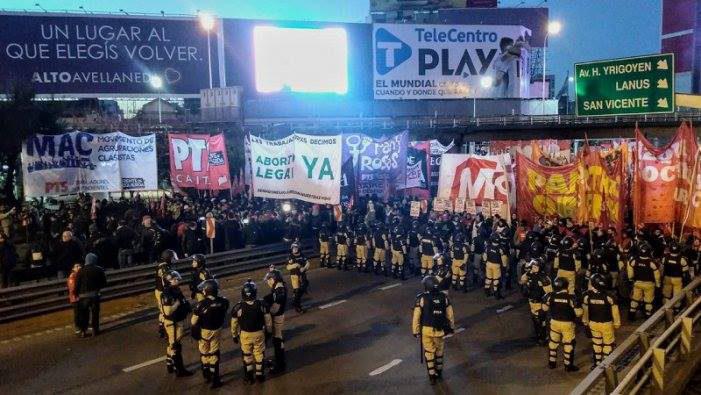 Gewerkschaften und linke Organisationen blockierten gemeinsam die Pueyrredón-Brücke, die Avellaneda und Buenos Aires verbindet