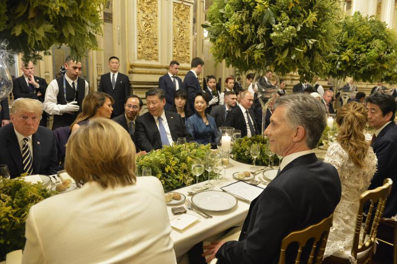 Am Freitagabend waren die Staats-und Regierungschefs im Präsidentenpalast zum Abendessen geladen. Links im Bild von hinten: Bundeskanzlerin Angela Merkel