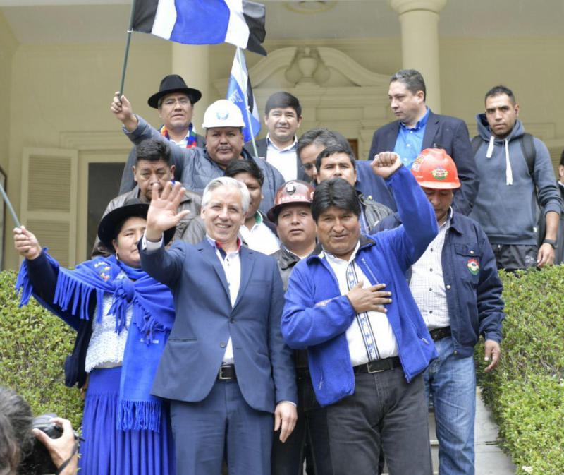 Boliviens Präsident Morales und sein Vize García Linera von der Bewegung zum Sozialismus nach der Registrierung bei der Wahlbehörde