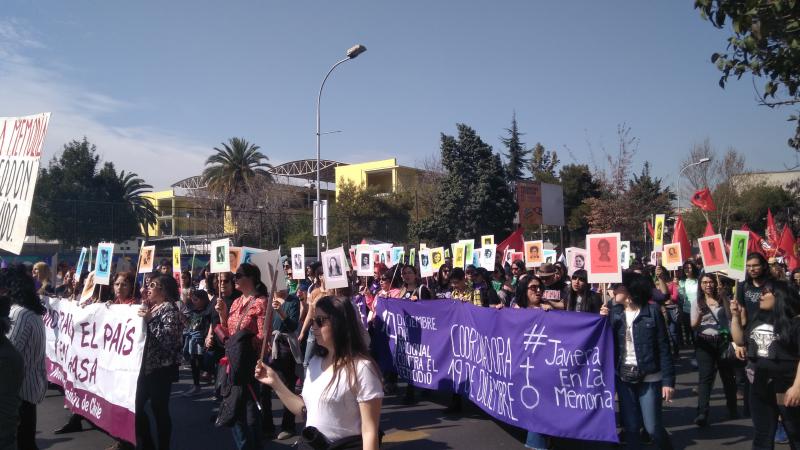 Demonstrierende in Santiago de Chile halten Bilder der Mordopfer der Diktatur hoch