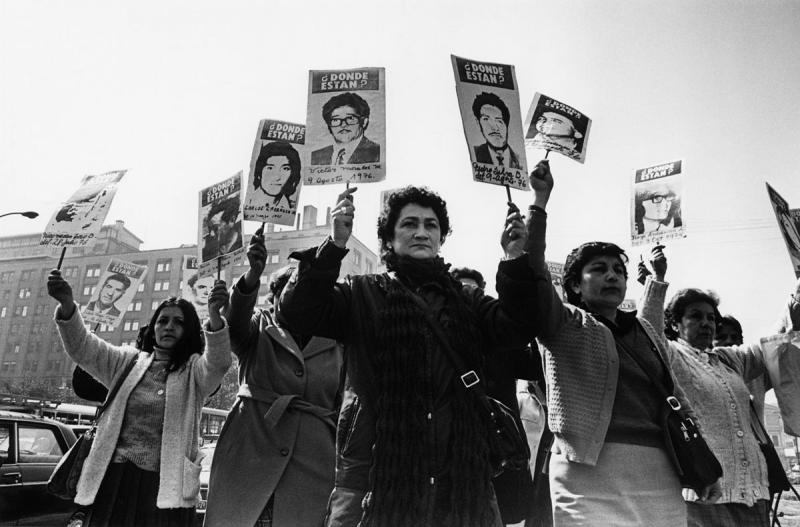 Frauen der Angehörigengruppe von Verschwundenen in Chile demonstrieren während Pinochets Militärdiktatur  vor dem Regierungspalast