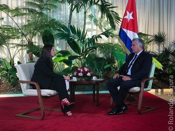 Patricia Villegas von Telesur im Gespräch mit Kubas Präsident Miguel Díaz-Canel im Palast der Revolution in Havanna