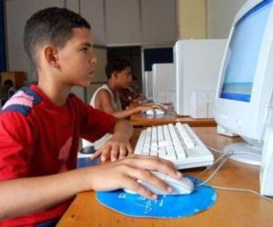 Kinder und Jugendliche haben in Kuba auch in Jugendclubs Zugang zum Internet