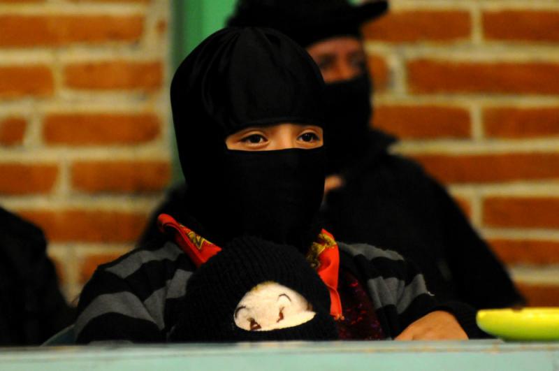 Defensa Zapatista ist nicht nur eine zentrale Figur in den Geschichten des Subcomandante Galeano, sondern auch ein ganz normales elfjähriges zapatistisches Mädchen, das in der indigenen Autonomie Chiapas groß wird Defensa Zapatista ist nicht nur eine zentrale Figur in den Geschichten des Subcomandante Galeano, sondern auch ein ganz normales elfjähriges zapatistisches Mädchen, das in der indigenen Autonomie Chiapas groß wird