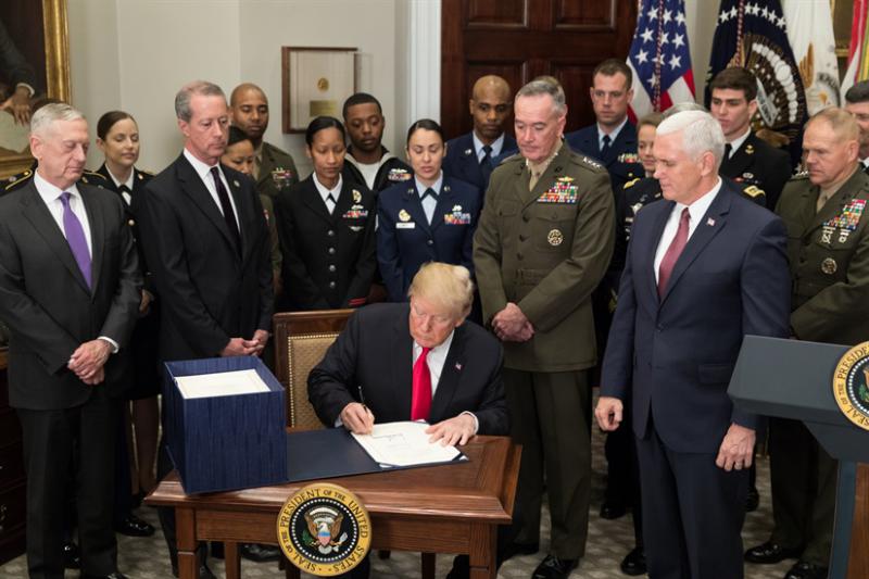 US-Präsident Trump bei der Unterzeichnung des Genehmigungsgesetzes zur nationalen Verteidigung 2018, mit einem Etat von rund 555 Milliarden Euro für das Verteidigungsministerium