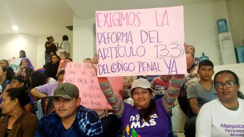 "Wir fordern die Reform des Artikel 133 JETZT": In El Salvador wird seit langem die Entkriminalisierung der Abtreibung gefordert