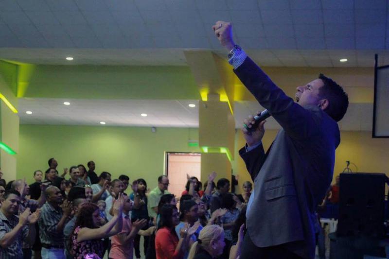 Mitten in einer "spirituellen Schlacht": Fabricio Alvarado tritt auch als singender Prediger auf