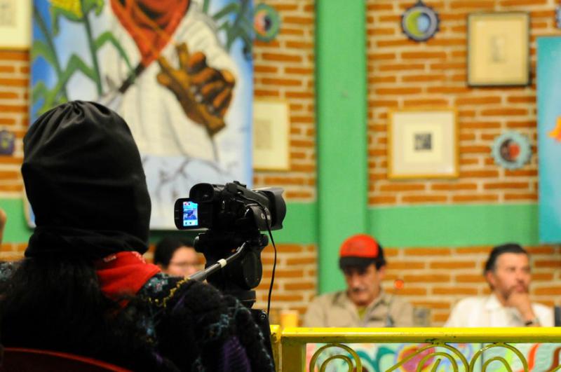 Zapatisten filmen das Geschehen, um nach dem Kongress die Gemeinden über die Diskussionen zu informieren