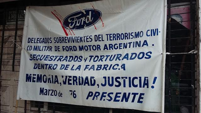 Protest vor dem Gerichtsgebäude in San Martín: "Entführt und gefoltert in der Fabrik". Überlebende Ford-Arbeiter kämpfen für Erinnerung, Wahrheit und Gerechtigkeit