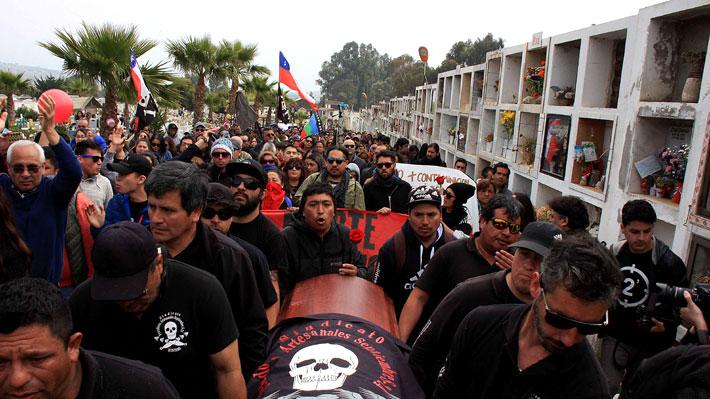 Menschen in schwarzer Kleidung bei Beerdigung von Alejandro Castro
