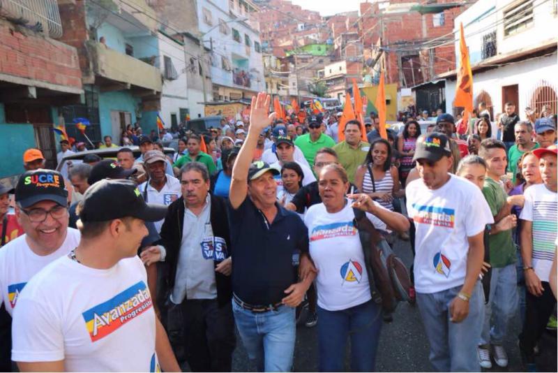 Könnte auch Stimmen von Chavisten gewinnen: Der oppositionelle Kandidat Henri Falcón, hier beim Wahlkampf am 2. Mai im größten Armenviertel von Caracas, Petare