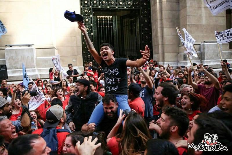 Mit Jubel wurden die Urteile wegen der Folter der beiden Aktivisten von La Garganta Poderosa vor dem Gerichtsgebäude aufgenommen. Mit dabei: Iván Navarro (Mitte), eines der Opfer