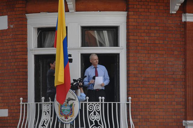 Julian Assange im Fenster der Botschaft von Ecuador in London zu Beginn seines Asyls 2012