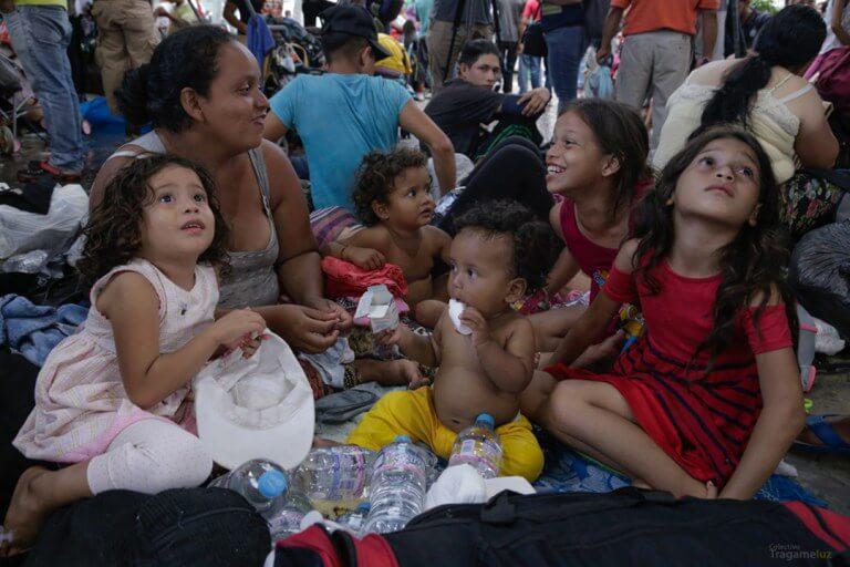 Unter den Geflüchteten aus Honduras, El Salvador und Guatemala sind zahlreiche Frauen und Kinder
