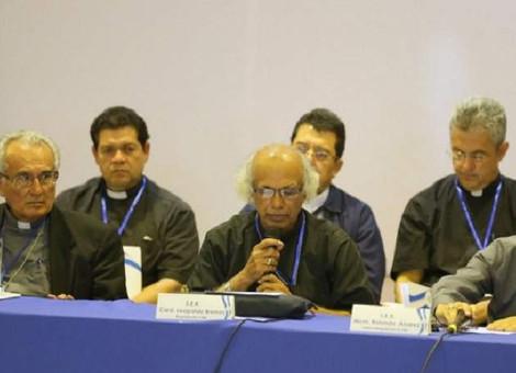 Kardinal Leopoldo Brenes (Mitte) gab am Mittwoch die Aussetzung des Dialoges in Nicaragua bekannt