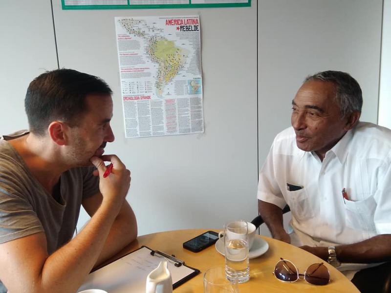 Amerika21-Redakteur Harald Neuber im Gespräch mit Arnaldo Tamayo, einem Abgeordneten aus Kuba