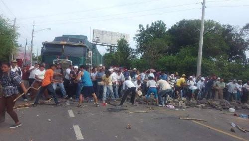 Zusammenstöße zwischen Bewohnern von León, die eine Straßensperre beseitigen wollten und Regierungsgegnern am Mittwoch