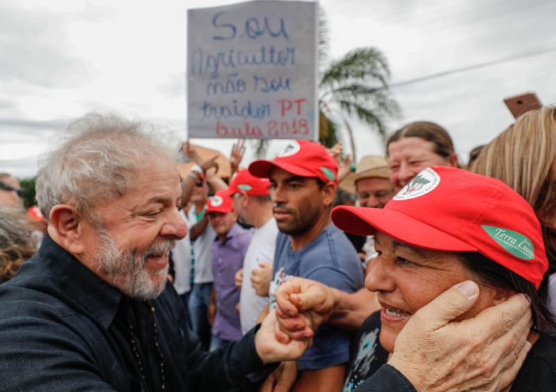 Lula da Silva, hier mit einer Anhängerin auf seiner Karawane durch den Süden von Brasilien, gilt als Favorit ür die Präsidentschaftswahlen im Oktober
