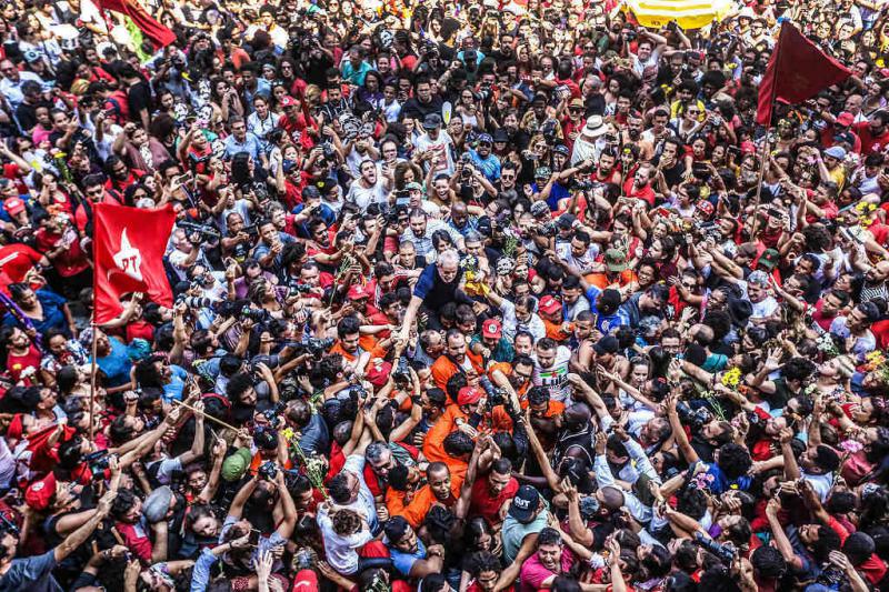Der beliebteste Politiker Brasiliens, Lula da Silva ‒ hier mit Anhängern vor der Gewerkschaftszentrale kurz vor Haftantritt ‒ ist seit dem 7. April im Gefängnis