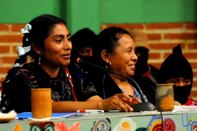 Zwei Generationen indigenen Widerstands: Lupita Vasquez, Überlebende des Massakers von Acteal und Rätin des CIG (links) mit Marichuy, traditionelle Ärztin, Sprecherin des CIG, die bei der Präsidentschaftswahl  kandidieren sollte