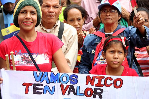 Zuspruch und Aufforderung an Präsident Nicolás Maduro: "Komm schon, Nico, hab Mut". Bei der Demonstration am 1. Mai in Caracas, Venezuela