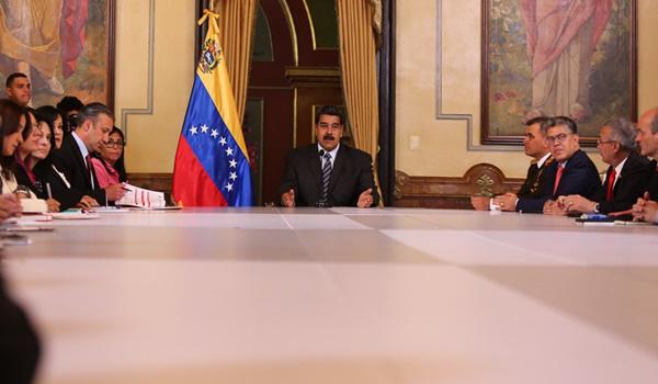 Präsident Maduro mit seinem Kabinett in Caracas, Venezuela