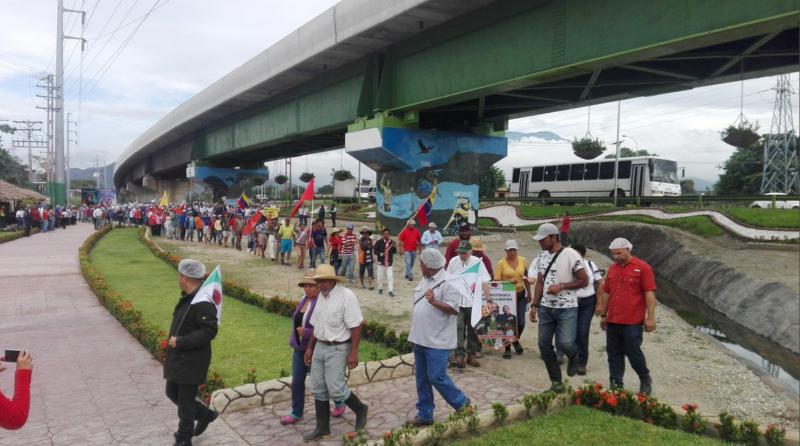 In Maracay, Aragua, trafen die Bauern mit Arbeitern der 2016 enteigneten Fabrik Kimberly Clark zusammen