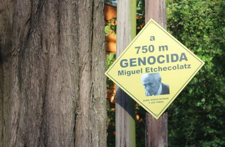 "Warnschild" in der Nähe des Wohnsitzes von Miguel Etchecolatz in Argentinien