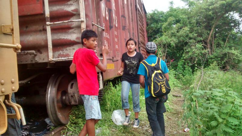 Minderjährige Migranten vor einem Güterzug auf dem Weg von Mexiko in die USA