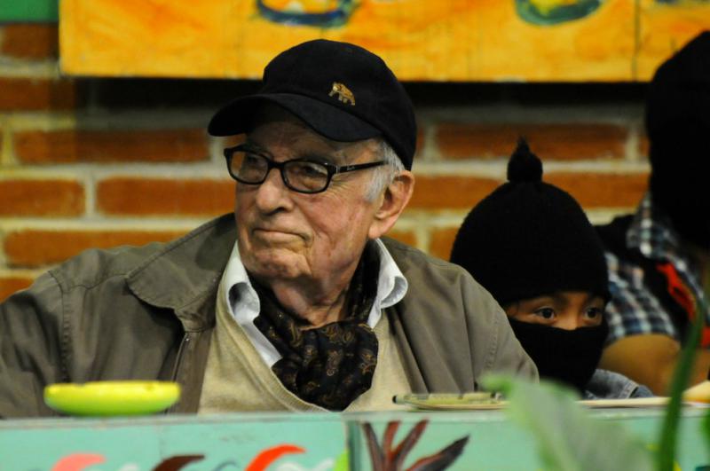 Der 96-jährige Soziologe und langjährige Wegbegleiter der zapatistischen Bewegung, Pablo González Casanova, wurde von der EZLN als Anerkennung für seine Freundschaft und Unterstützung feierlich in das höchste zapatistische Gremium aufgenommen, das Indigene Klandestine Komitee Der 96-jährige Soziologe und langjährige Wegbegleiter der zapatistischen Bewegung, Pablo González Casanova, wurde von der EZLN als Anerkennung für seine Freundschaft und Unterstützung feierlich in das höchste zapatistische Gremium aufgenommen, das Indigene Klandestine Komitee