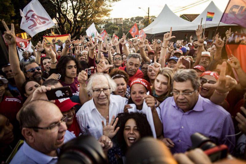 Lula-Anhänger vor dem Gefängnis Curitiba, Brasilien. In ihrer Mitte (im weißen Hemd) der argentinische Friedensnobelpreisträger Adolfo Pérez Esquivel, dem ein Besuch bei Lula von den Behörden verweigert wurde