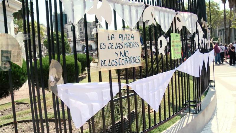 Protestaktion der Madres de Plaza de Mayo in Buenos Aires, Argentinien: "Der Platz gehört den Müttern, nicht den Feiglingen"