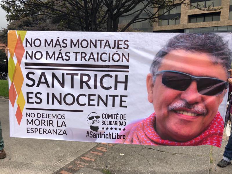 Transparent gegen Verhaftung von Jésus Santrich in Kolumbien. "Keine Täuschungen mehr - kein Verrat mehr - Santrich ist unschuldig - Wir lassen die Hoffnung nicht sterben"