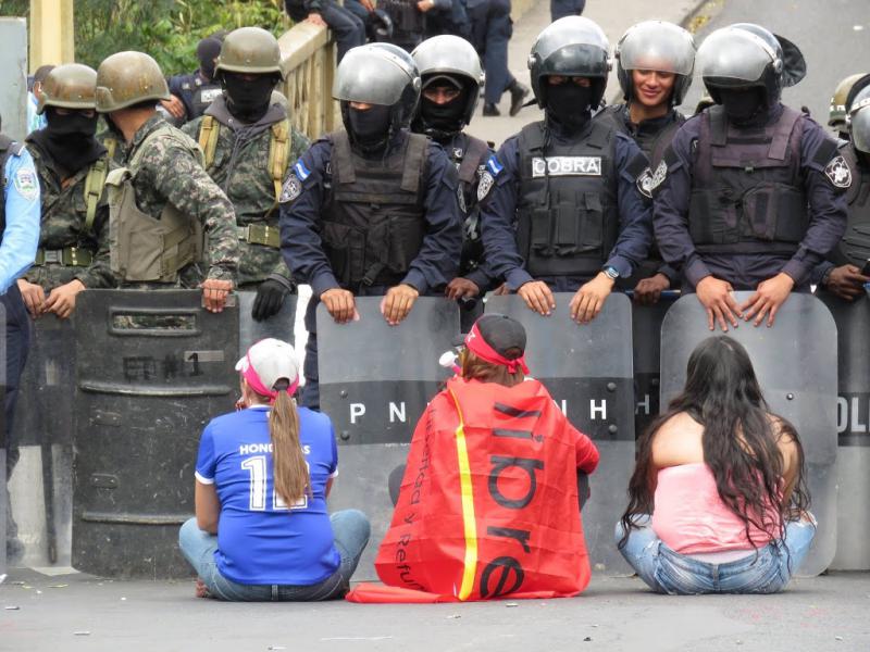 Polizei und Spezialeinheit Cobra riegeln am Sonntag die Straßen in der Hauptstadt von Honduras,Tegucigalpa, ab