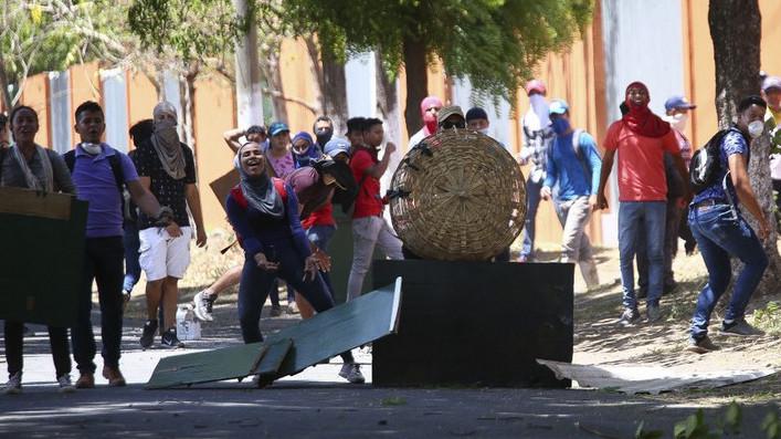 Bei den Protesten gegen die Reform der Sozialversicherung in Nicaragua kommt es wiederholt zu Zusammenstößen zwischen Polizei und gewaltbereiten Demonstranten