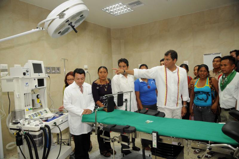 Der damalige Präsident von Ecuador, Rafael Correa, bei der Einweihung eines der zahlreichen neuen öffentlichen Krankenhäuser, hier in Tena in der Provinz Napo (2011)