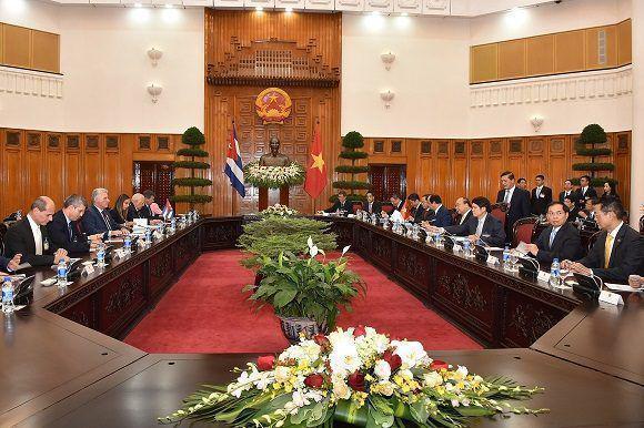 Die kubanische Delegation traf in Hanoi mit Regierungsvertretern Vietnams zusammen
