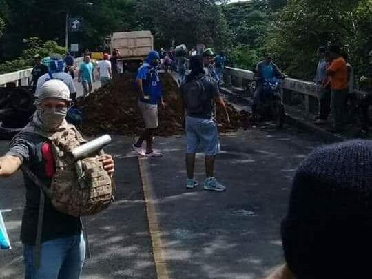 "Tranqueros" blockieren eine Straße in Trinidad, Nicaragua