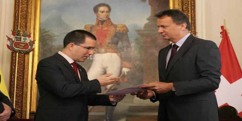 Venezuelas Außenminister Arreaza und der  Geschäftsträger der Schweizer Botschaft in Caracas, Chassot