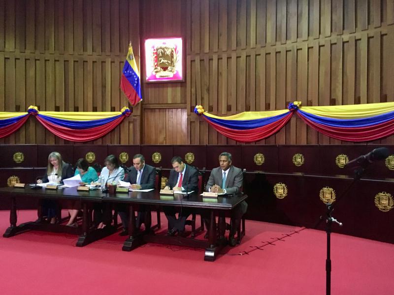 Richter am Obersten Gerichtshof von Venezuela bei einem Treffen mit internationalen Wahlbeobachtern